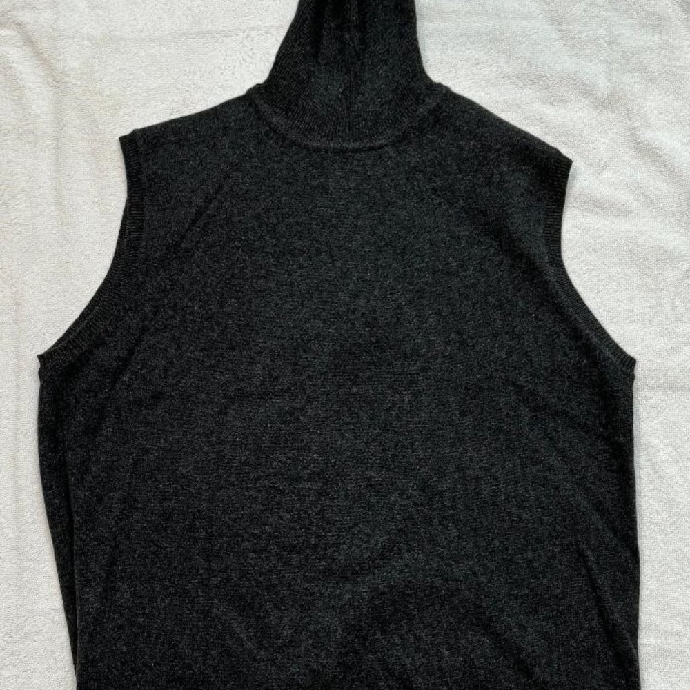 New (without tags) 100% Cashmere sleeveless sweater. Heather Grey. XL Turtleneck